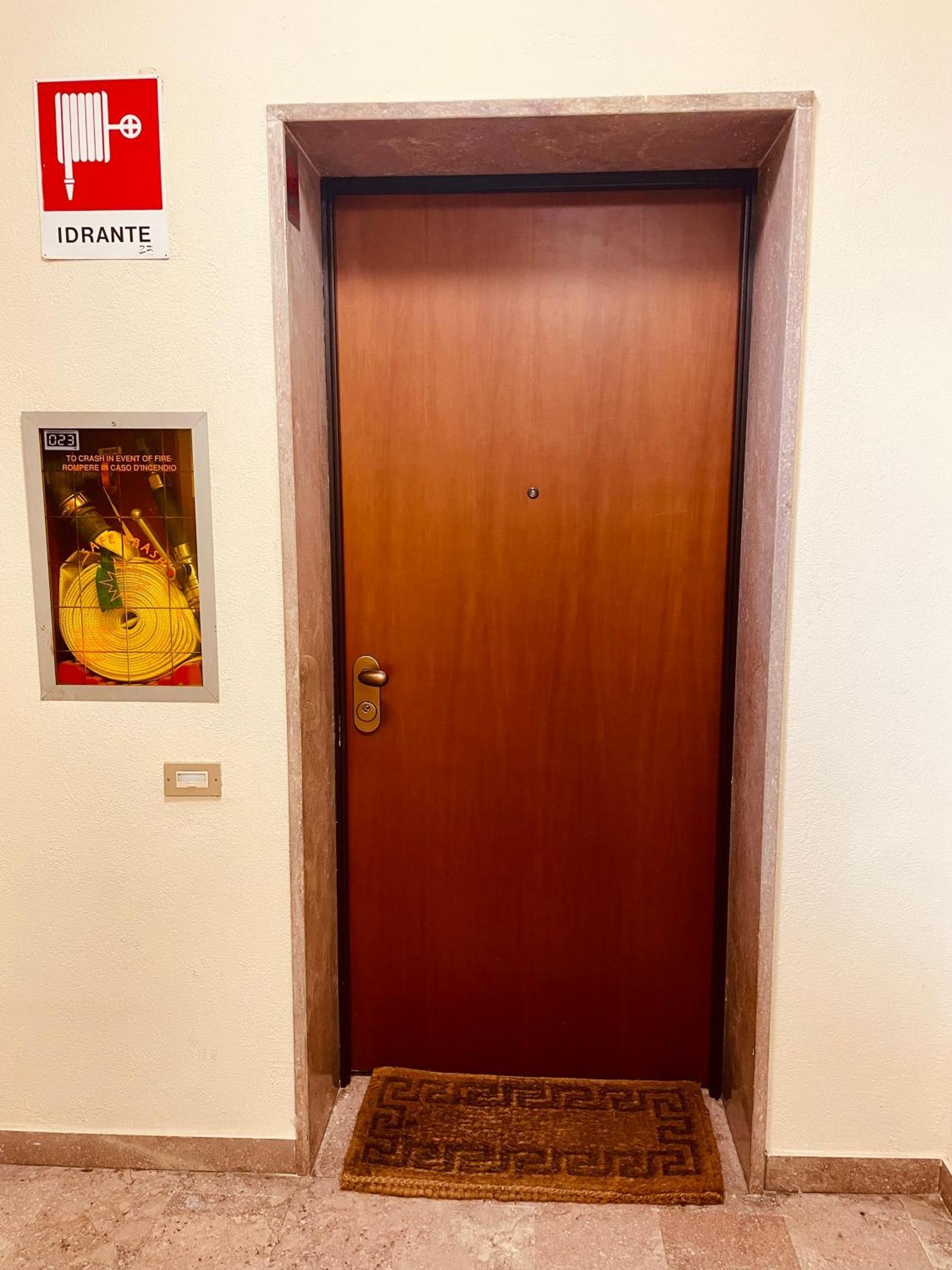 Nuova E Comoda Milano Esterno foto